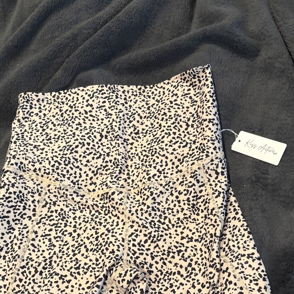Maternity NWT size L High-Waist Leopard Print Leggings - Cream/Black